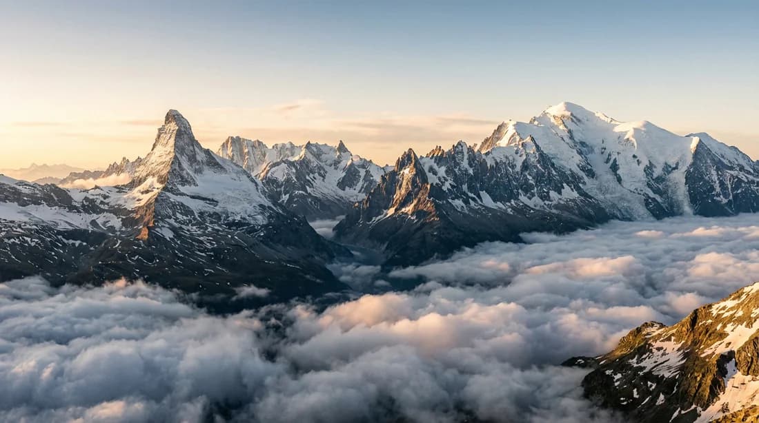 Panorama épique de sommets enneigés surplombant une mer de nuages au coucher du soleil