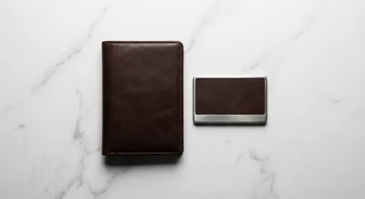 Passeport élégant et carte de chambre d'hôtel sur une surface en marbre blanc, style minimaliste.