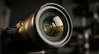 Gros plan d'un appareil photo professionnel pour safari avec un grand objectif