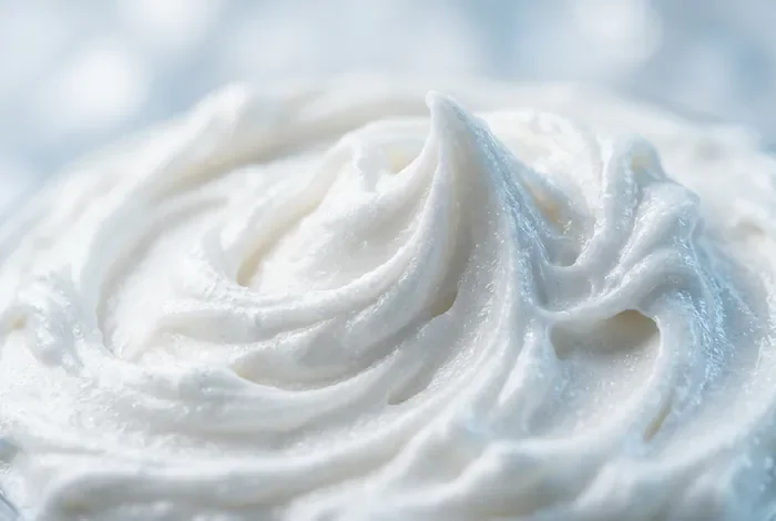 Texture riche et fondante d'une crème visage sans eau de haute qualité