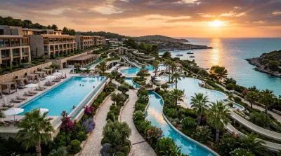 Détail minimaliste d'une chaise longue au bord d'une piscine cristalline