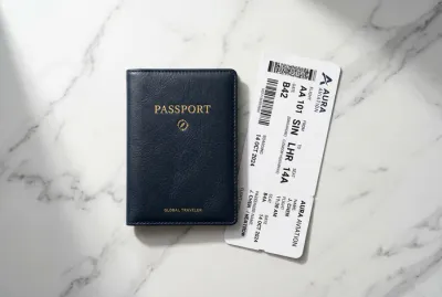 Accessoires de voyage élégants posés sur un marbre