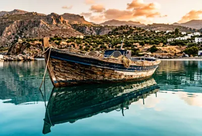 Détail épuré de la coque d'un navire traditionnel en Crète