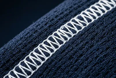 Gros plan détaillé de la texture technique d'une combinaison grand froid.