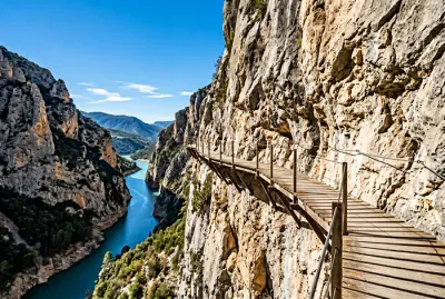 Sentier escarpé creusé dans la roche du Congost de Mont-rebei vu de près.