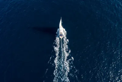 Vue aérienne minimaliste du sillage d'un bateau sur l'océan
