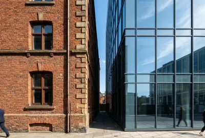 Vue minimaliste et contrastée de l'architecture urbaine de Manchester