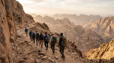 Détail minimaliste d'une chaussure de randonnée sur le terrain rocailleux du Sinaï