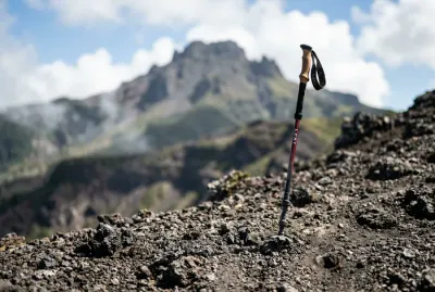 Gros plan sur un bâton de marche dans le sol volcanique de la Montagne Pelée