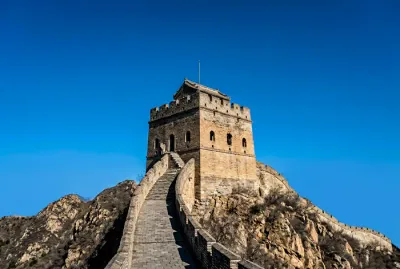 Tour de guet iconique de la muraille de Chine sur fond de ciel bleu