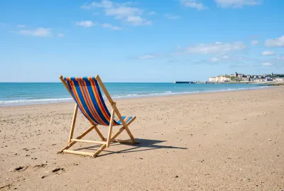 Une chaise de plage colorée isolée sur le sable, symbole de l'évasion à Dieppe