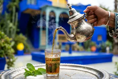 Thé à la menthe traditionnel servi à Marrakech
