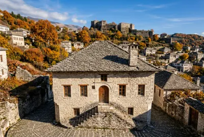 Architecture traditionnelle en pierre à Gjirokastër sous le soleil d'octobre