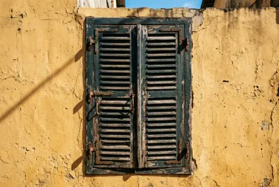 Détail minimaliste d'une façade coloniale à Saint-Laurent-du-Maroni