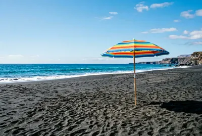 Vue minimaliste d'une plage au Cap-Vert