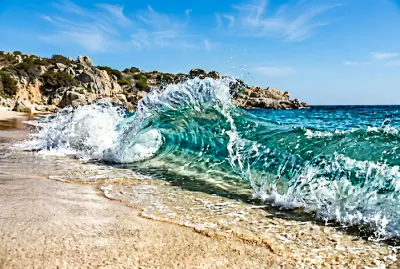 Gros plan minimaliste sur l'eau turquoise de la mer en Sardaigne