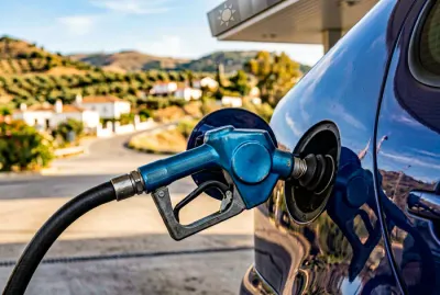 Gros plan sur un pistolet de station GPL inséré dans une voiture