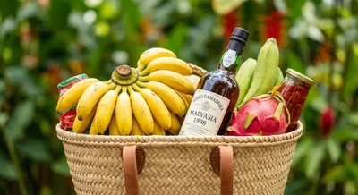 Panier de courses rempli de spécialités locales de Madère