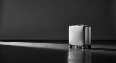 Valise cabine isolée sur un sol d'aéroport brillant, style minimaliste.