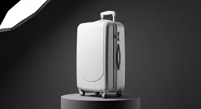 Valise cabine blanche minimaliste sur fond gris avec un éclairage contrasté