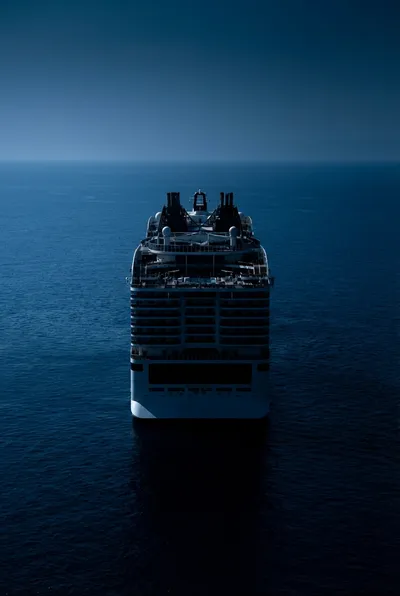 Silhouette épurée et moderne de la poupe du MSC World Europa