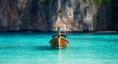 Bateau traditionnel thaïlandais sur les eaux turquoise de Khao Sok.