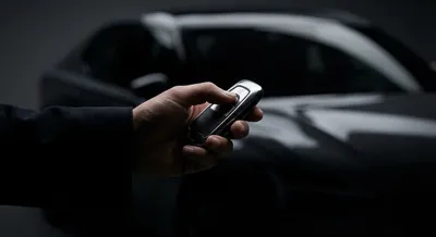 Gros plan sur une clé de voiture moderne symbolisant la facilité de réservation d'un taxi