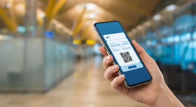 Gros plan sur un smartphone affichant une carte d'embarquement numérique pour un vol China Southern