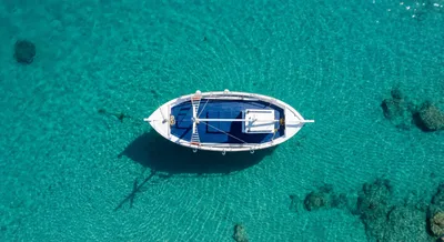 Bateau traditionnel grec sur une eau cristalline à Corfou
