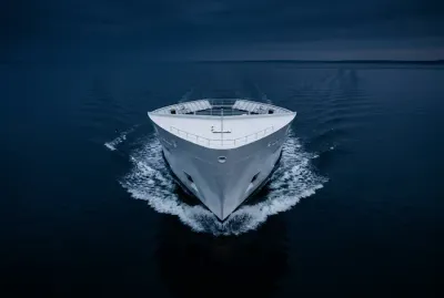 Vue minimaliste de la proue d'un ferry en mer