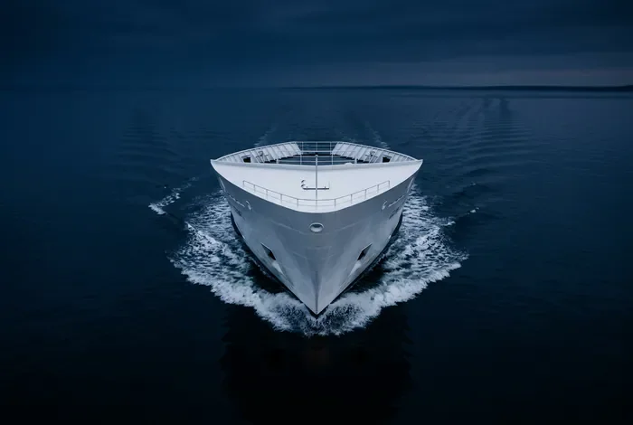 Vue minimaliste de la proue d'un ferry en mer