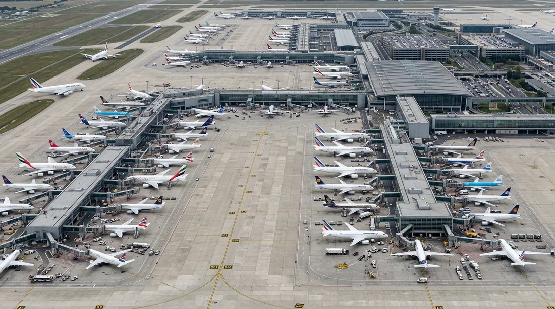 Illustration sécurité aérienne Piste d'aéroport international avec des avions commerciaux
