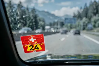 Gros plan sur la vignette autoroutière suisse sur un pare-brise