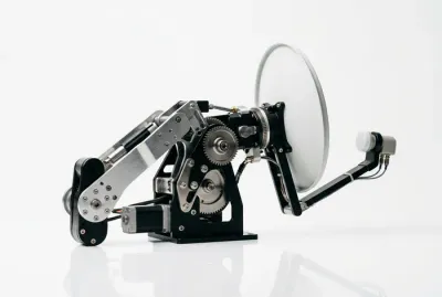 Gros plan minimaliste et technique d'une parabole automatique pour camping-car sur fond épuré