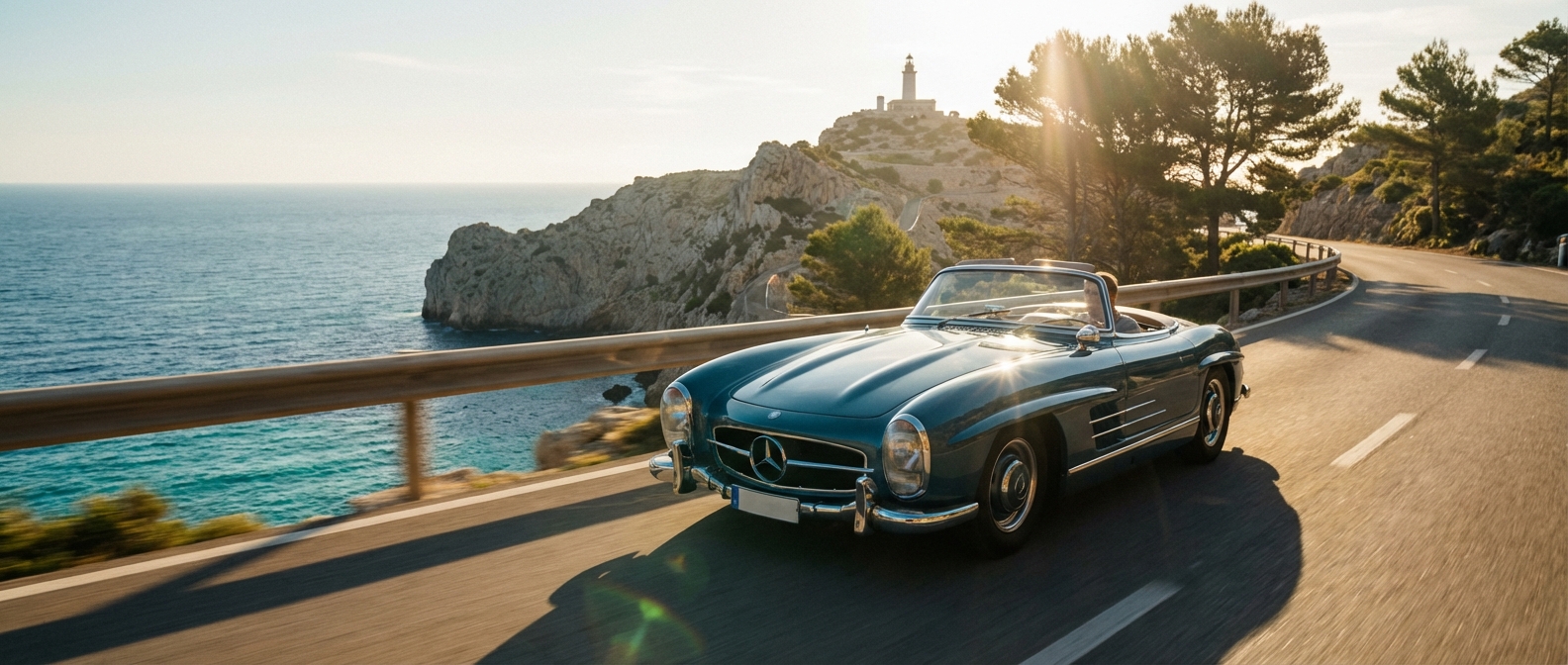 Expérience de conduite premium avec Vanrell à Majorque Une voiture décapotable de luxe circulant sur les routes côtières de Majorque au coucher du soleil.